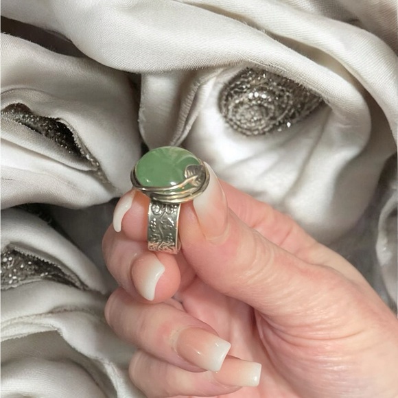 Signed Israel Round Cabochon Jade Stone & 925 B Silver Grape Vine Motif Ring - Picture 2 of 11